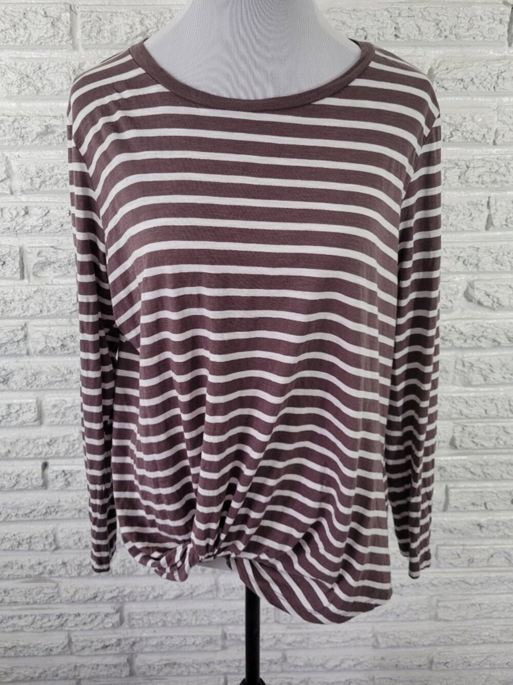 Maurices 24/7 XL Brown White Striped Tee Womens‎ Long Sleeve Knot Hem STR72E